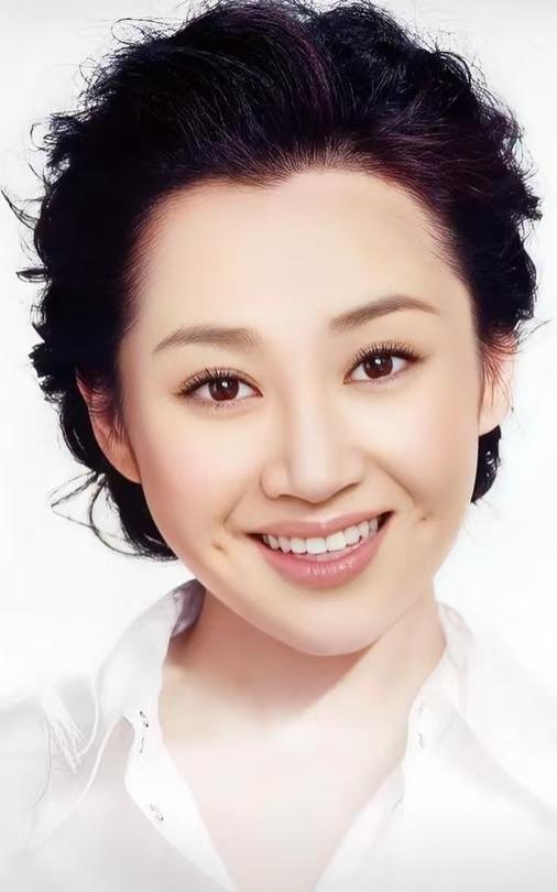 许晴，1969年1月22日出生于北京，毕业于北京电影学院表演系。1990年因主