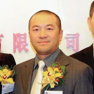 2012年，他离婚分走前妻200亿、买别墅、娶空姐，在伦敦买下了一栋希尔顿酒店，