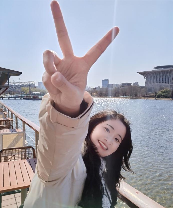 终于把所有烦恼都抛到脑后，正式开启开心快乐模式啦！嘴角根本压不住疯狂上扬，整个人