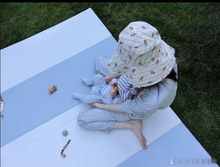 何穗晒与儿子合影何穗只晒手脚不晒脸，这才是明星晒娃的“天花板”操作。既分享了当妈