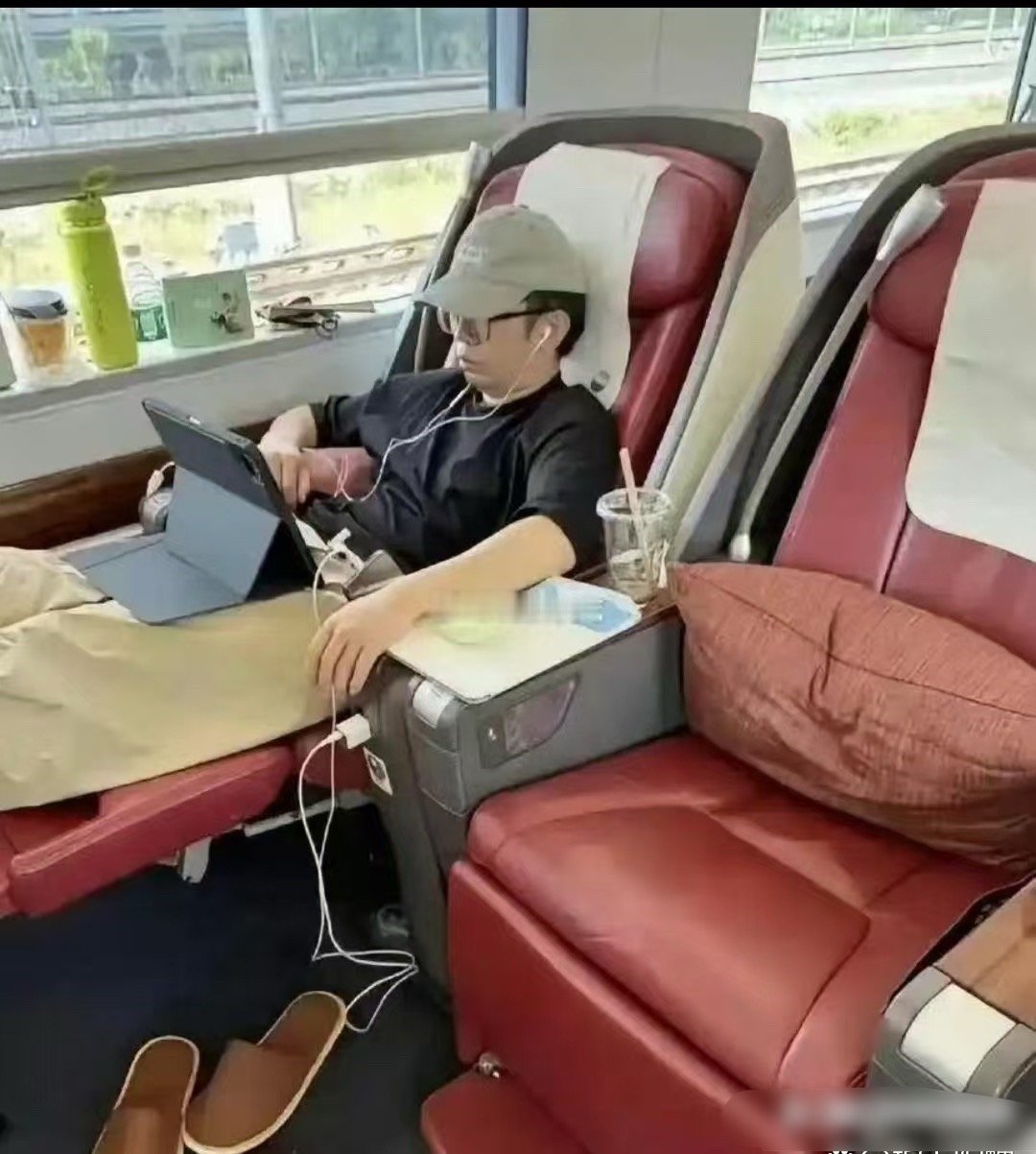 看到￼杨迪的这一幕⁠￼￼，赚钱的意义具像化了​​​