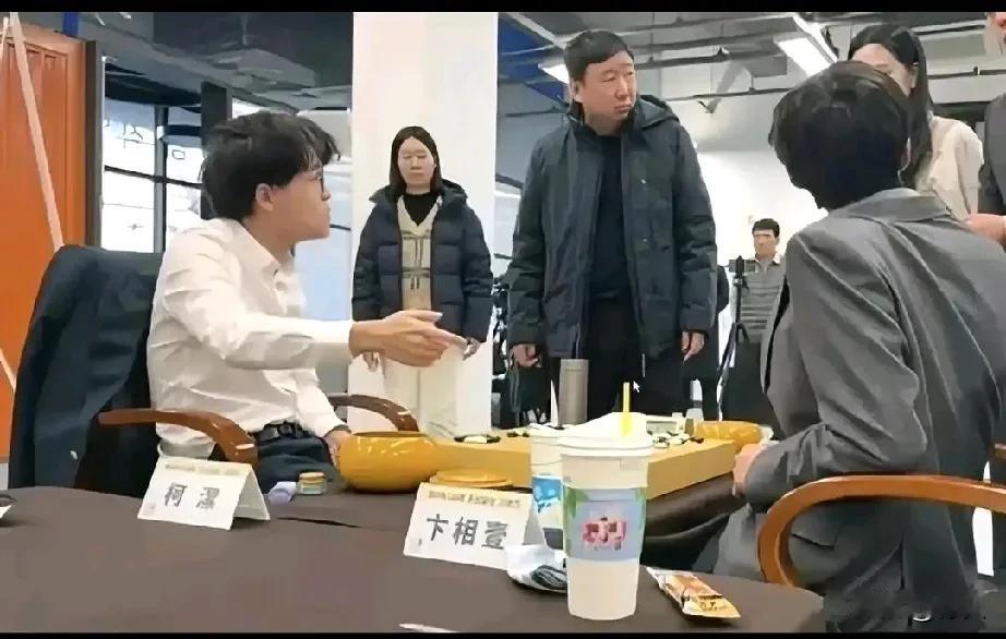 柯洁韩国围棋风波，暴怒问裁判！柯洁霸气退赛，令人拍案叫绝！但背后，柯洁看清的