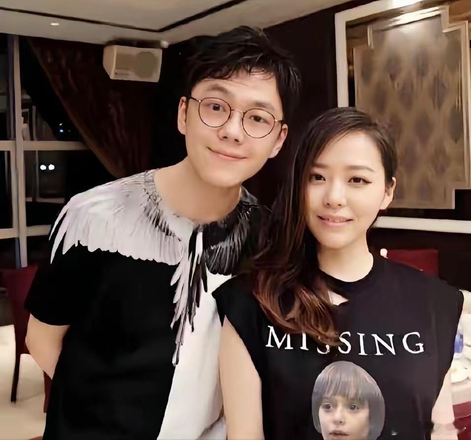 看到张靓颖和男友陈秋莳同框聚餐的画面，真的由衷地为她感到高兴。她终于从过往的束缚