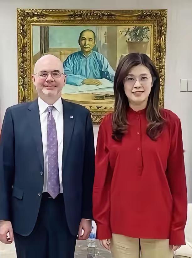 4月22日郑丽文见美国在台协会的谷立言。这一身红衬衫太扎眼了。昨天，郑丽