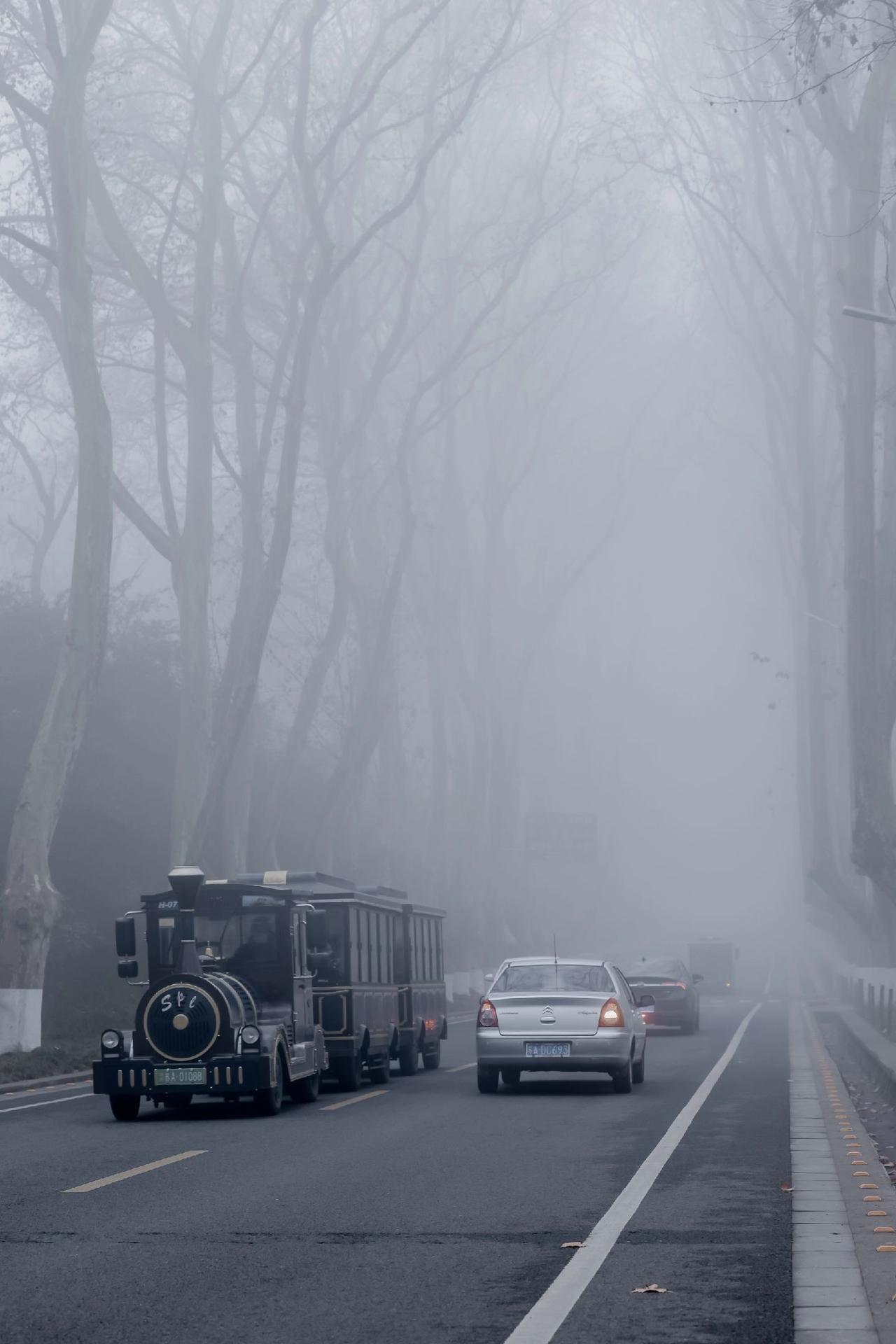 现在大家钱都不好挣，所以一定要省着点花，今天看到一个家长爆料说自己的孩子在初中和