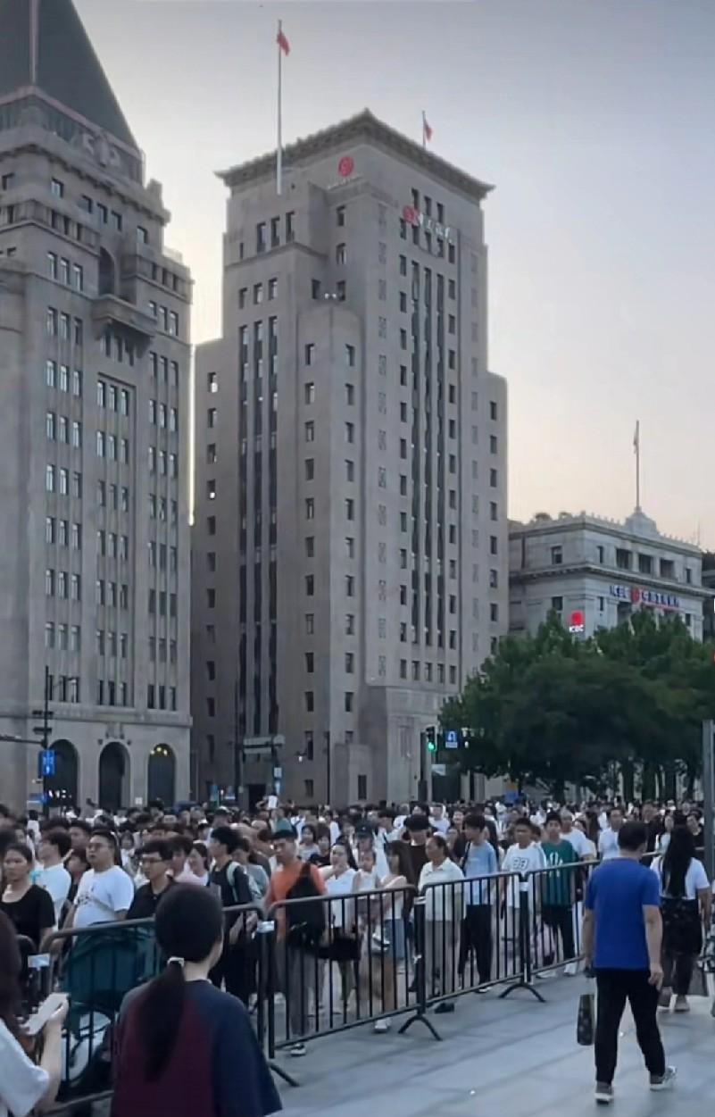 #万能生活指南#中国第一城，魔都大上海，无可反驳！十一假期第一天，看看国庆节