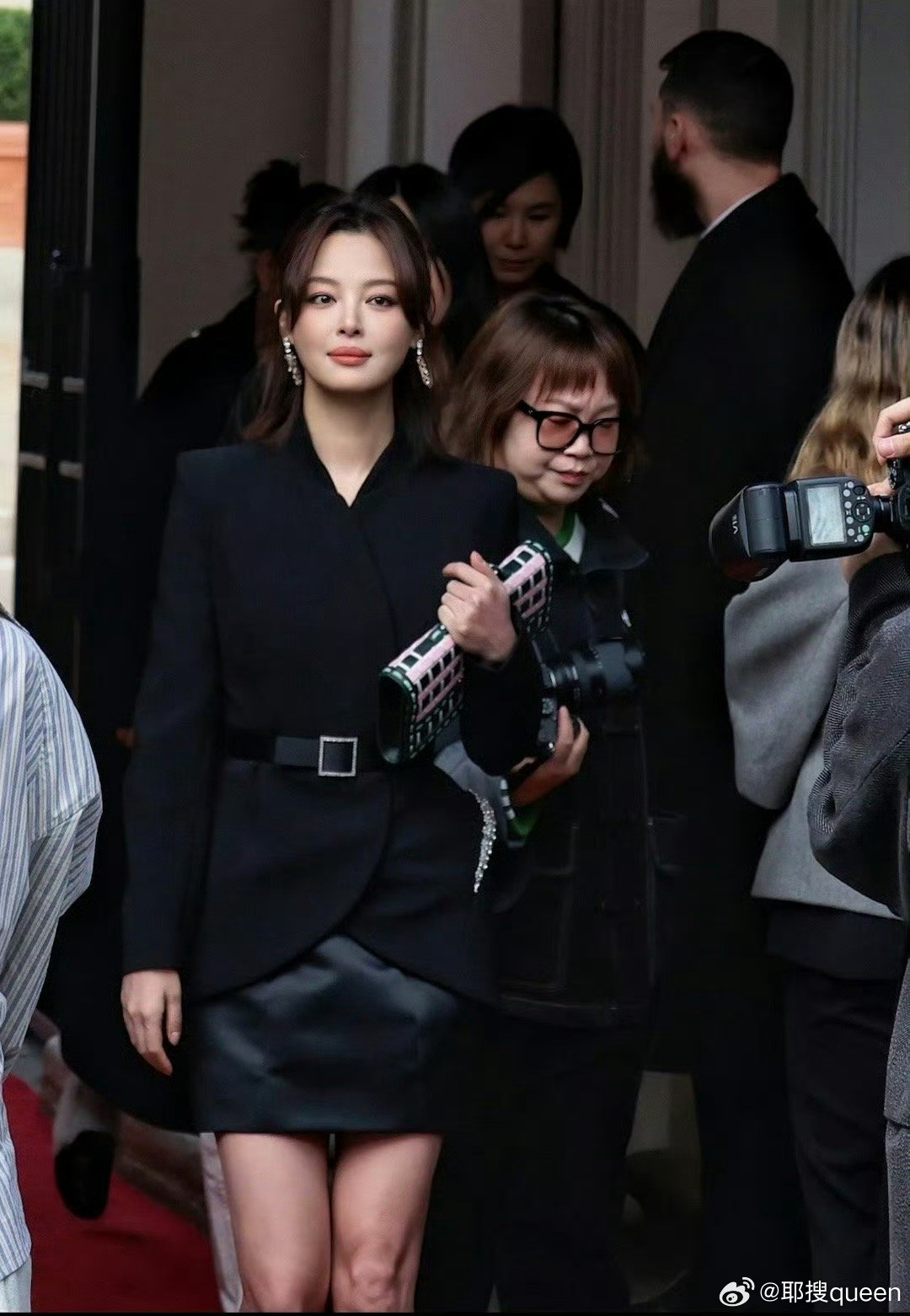生图直出也超稳！辛芷蕾一身黑装亮相RV秀场，气质清冷又温柔，五官精致气场在线，越