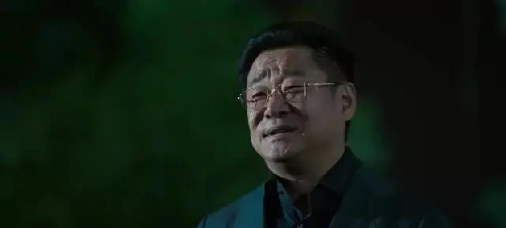 《人之初》这部剧从一场车祸开始，直接把人拽进二十年前的深渊里。滨川广场上，一