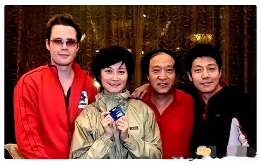 刚才有朋友问敬一丹告别仪式上，央视主持人几乎都来了，为啥没见到撒贝宁呢。告