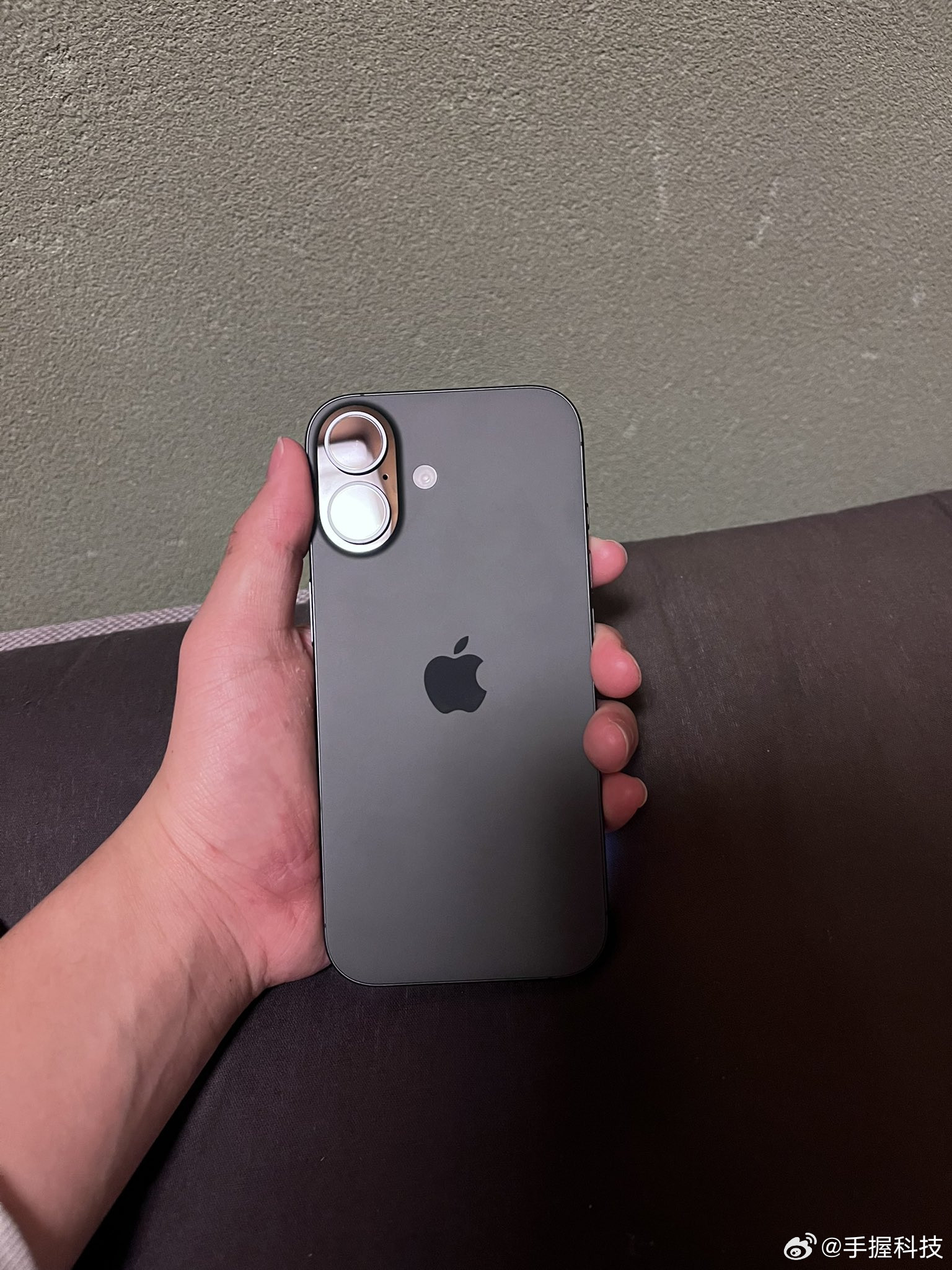 曝iPhone18标准版设计没变如果消息确凿，那就没什么意思了。按新的苹果发布会