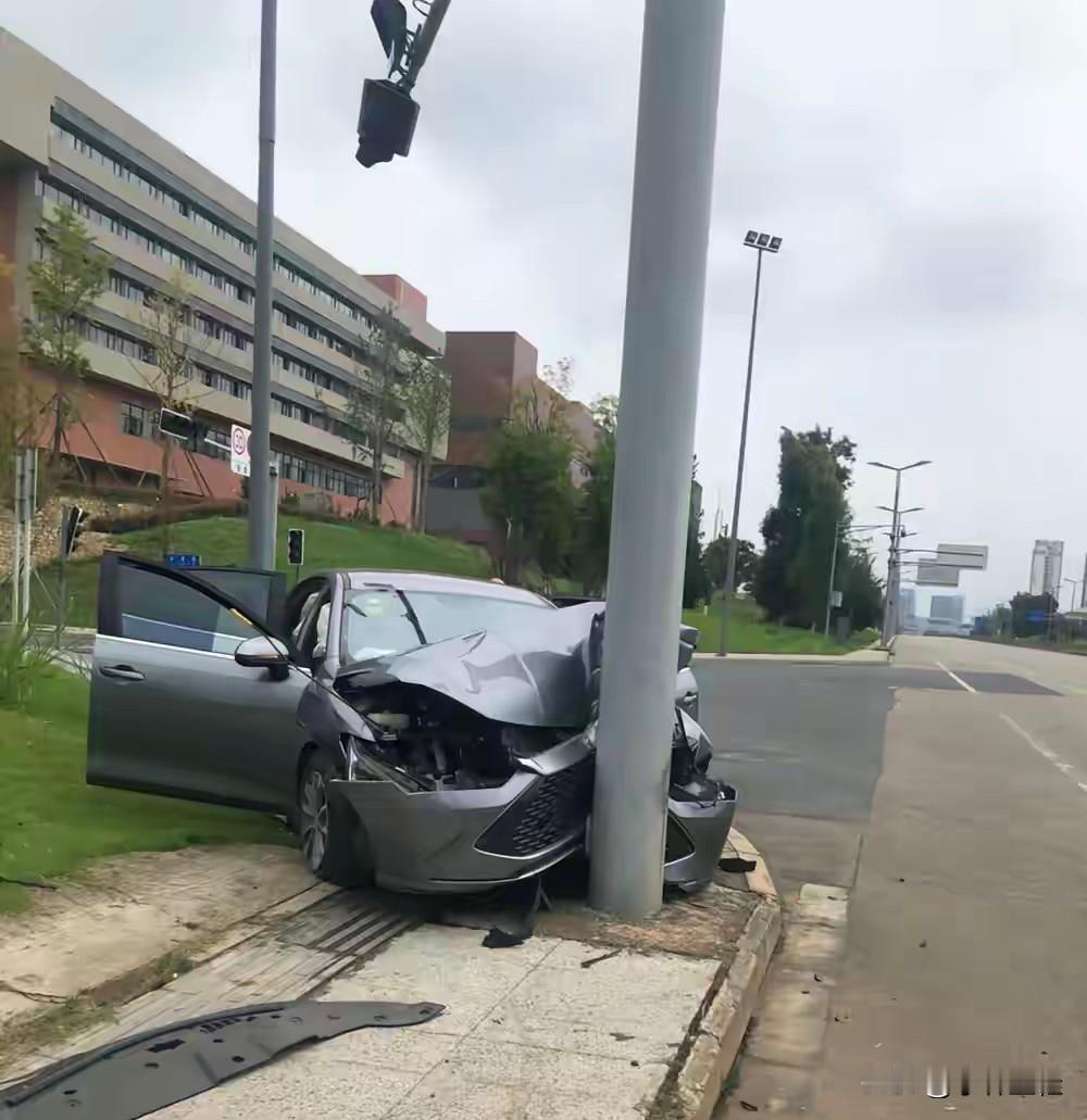 这辆比亚迪秦Plus的表现,差评,必须差评!居然没有把电线杆干报废?根据以往比