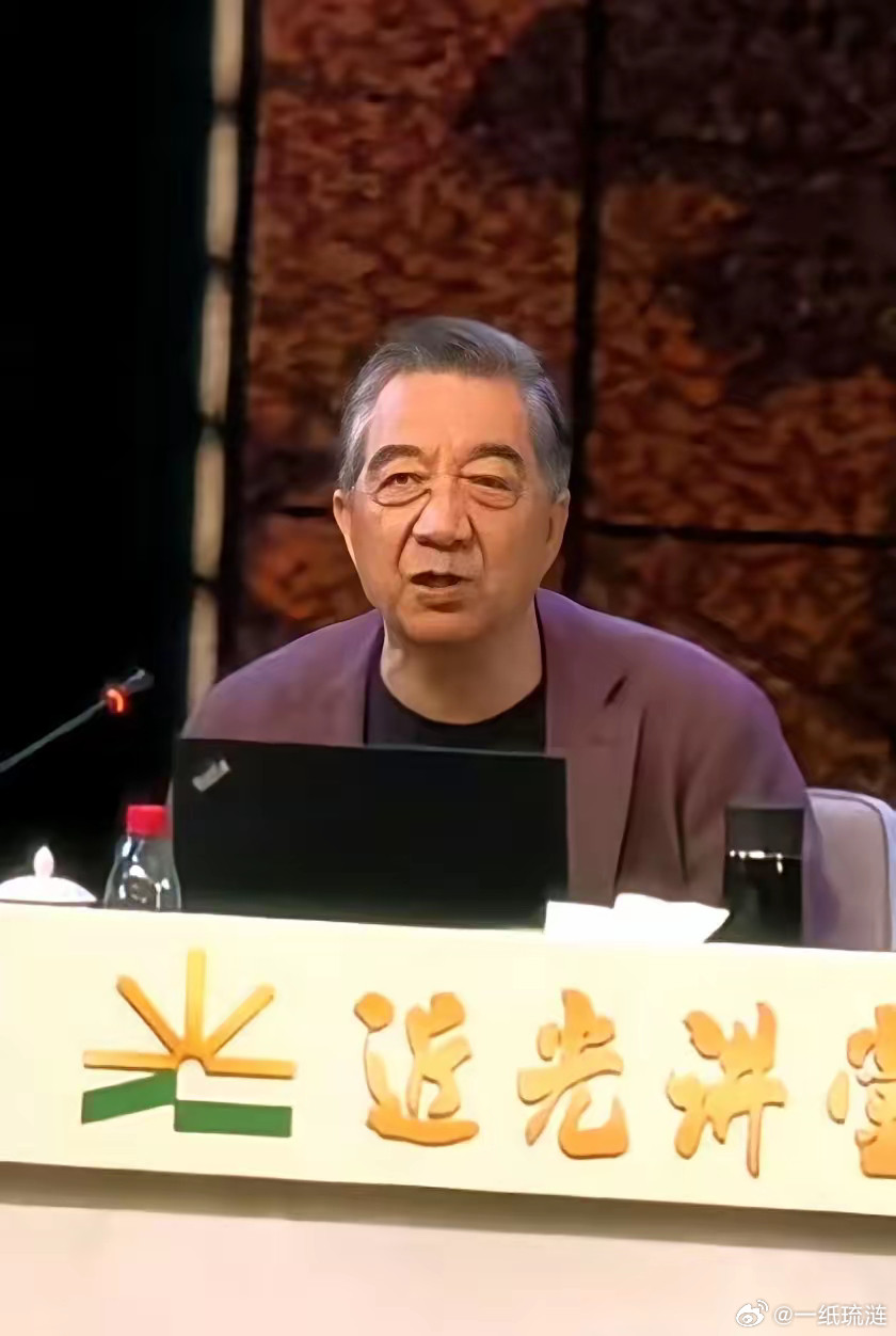 今天下午，朋友圈突然就炸了。那个男人，回来了。满头白发，73岁了，还是那个我们熟