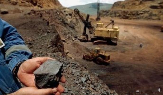 澳大利亚的铁矿严格来说，那地方根本就不是铁矿，就是纯粹的一坨铁，只不过是生锈了而