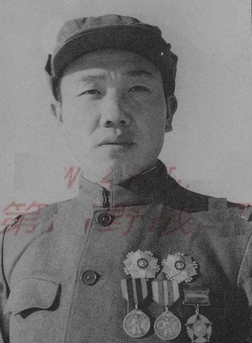 1950年11月29日，一个志愿军排长无视上级命令，弃守高地，将美军50多辆坦克