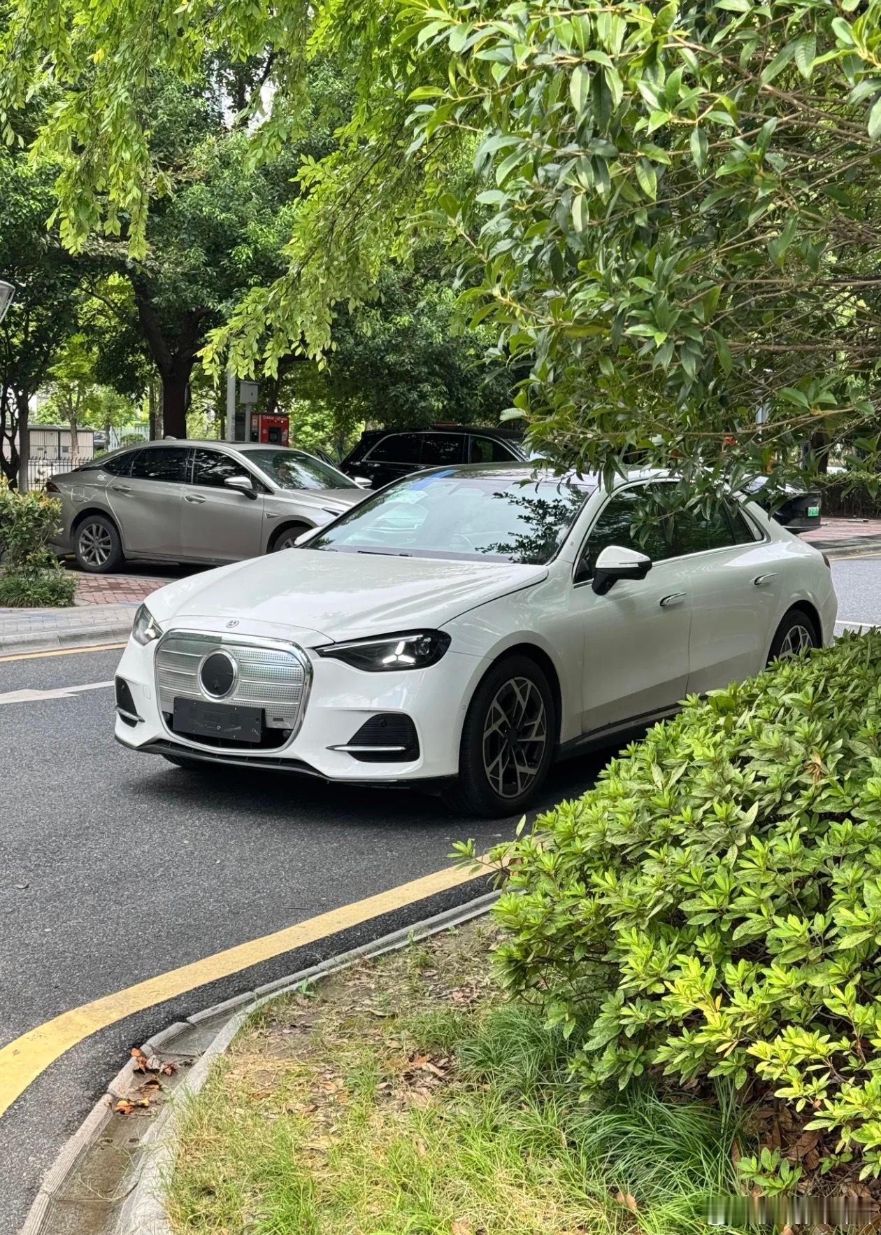 网友拍到的新纯电奔驰C级 这外观设计你们喜欢吗 ​