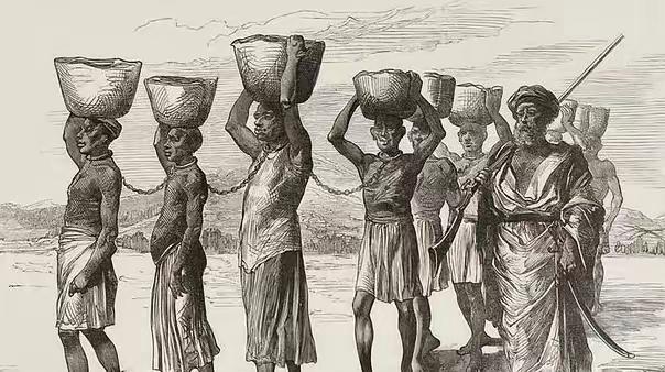 黑奴贸易里，奴隶贩子把黑人扒得精光、让男女挤在一起，表面看是省钱省事，实际上是一