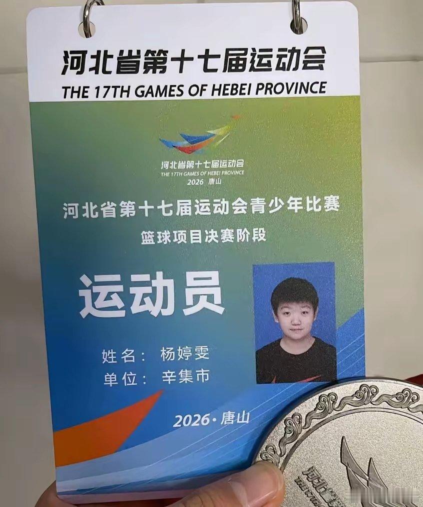北又出了一个“孙颖莎”。这位酷似莎莎的女孩也是一名运动员，只不过她打的是大球，莎