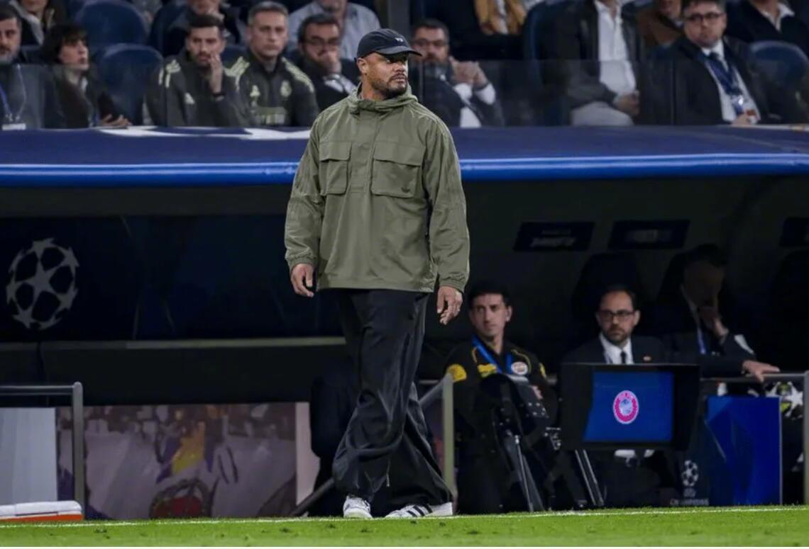 据《图片报》报道，以下是孔帕尼在对阵巴黎圣日耳曼首回合比赛中执行停赛的具体方式：