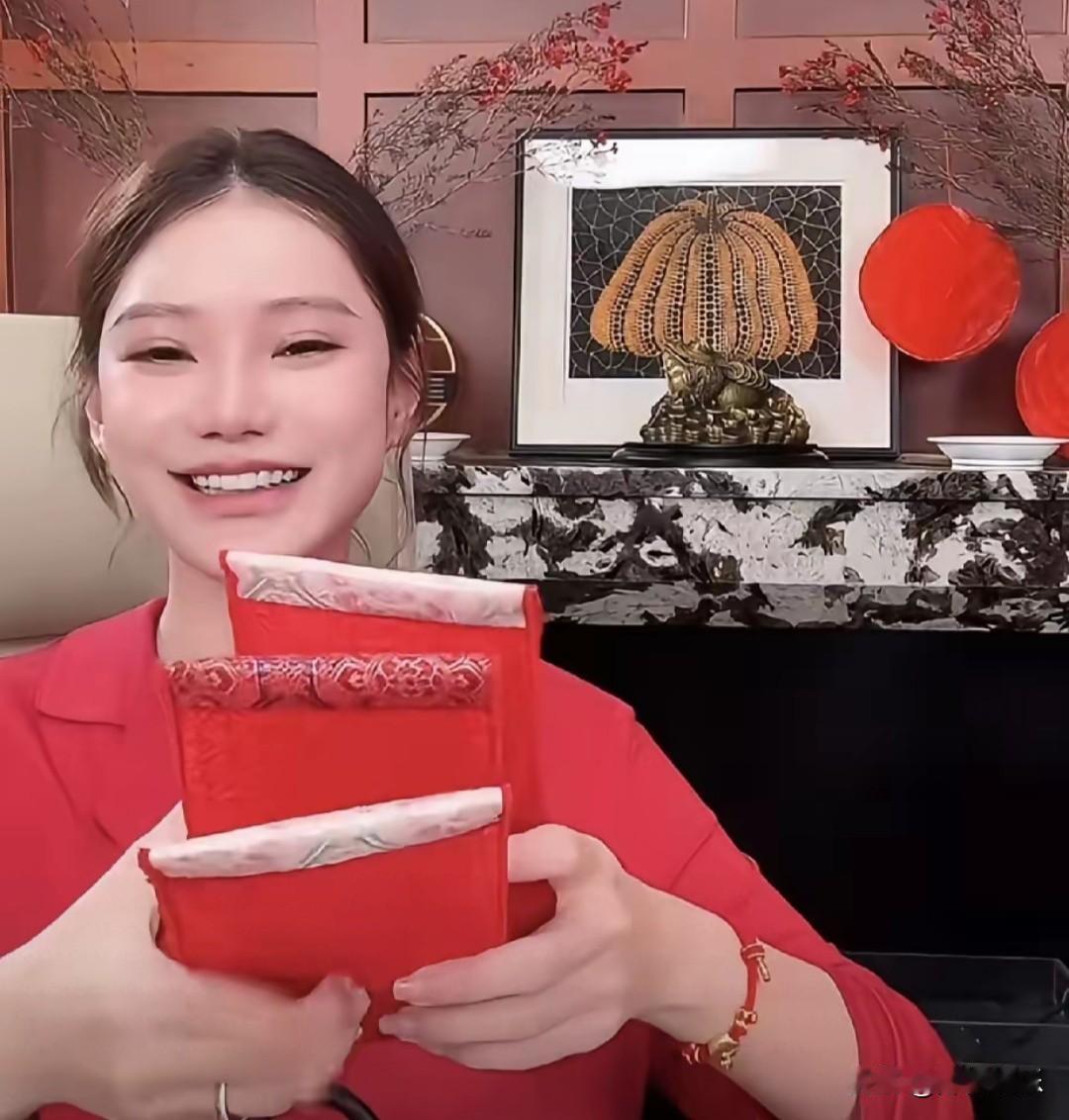 马筱梅给团队发新年红包。马筱梅的团队人员非常精良没有像张兰那时那么多人，她的团