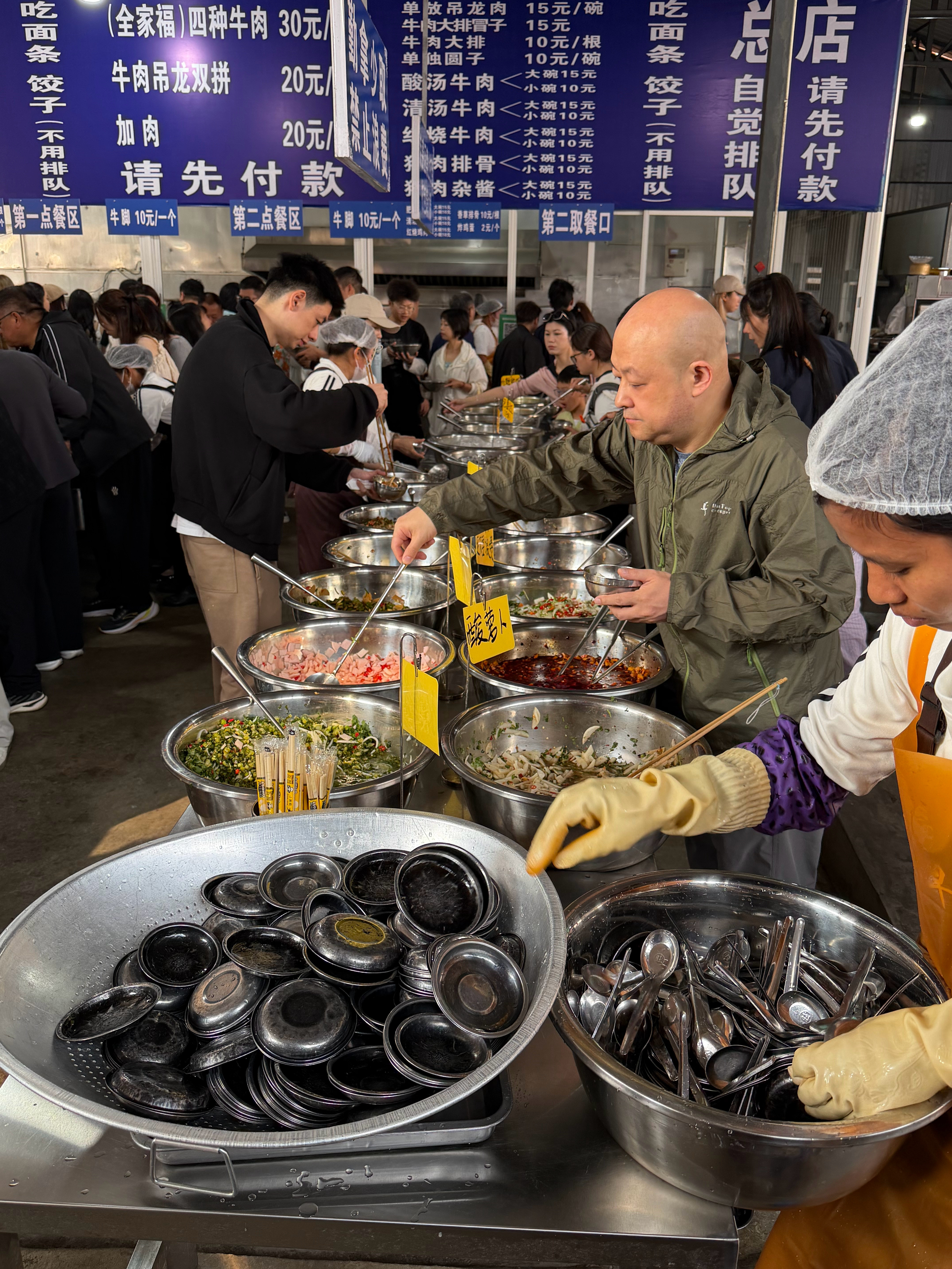 银家早点在米线这方面还是太权威了巨多的调料，我一时间不知道加哪个。但是我知道全加