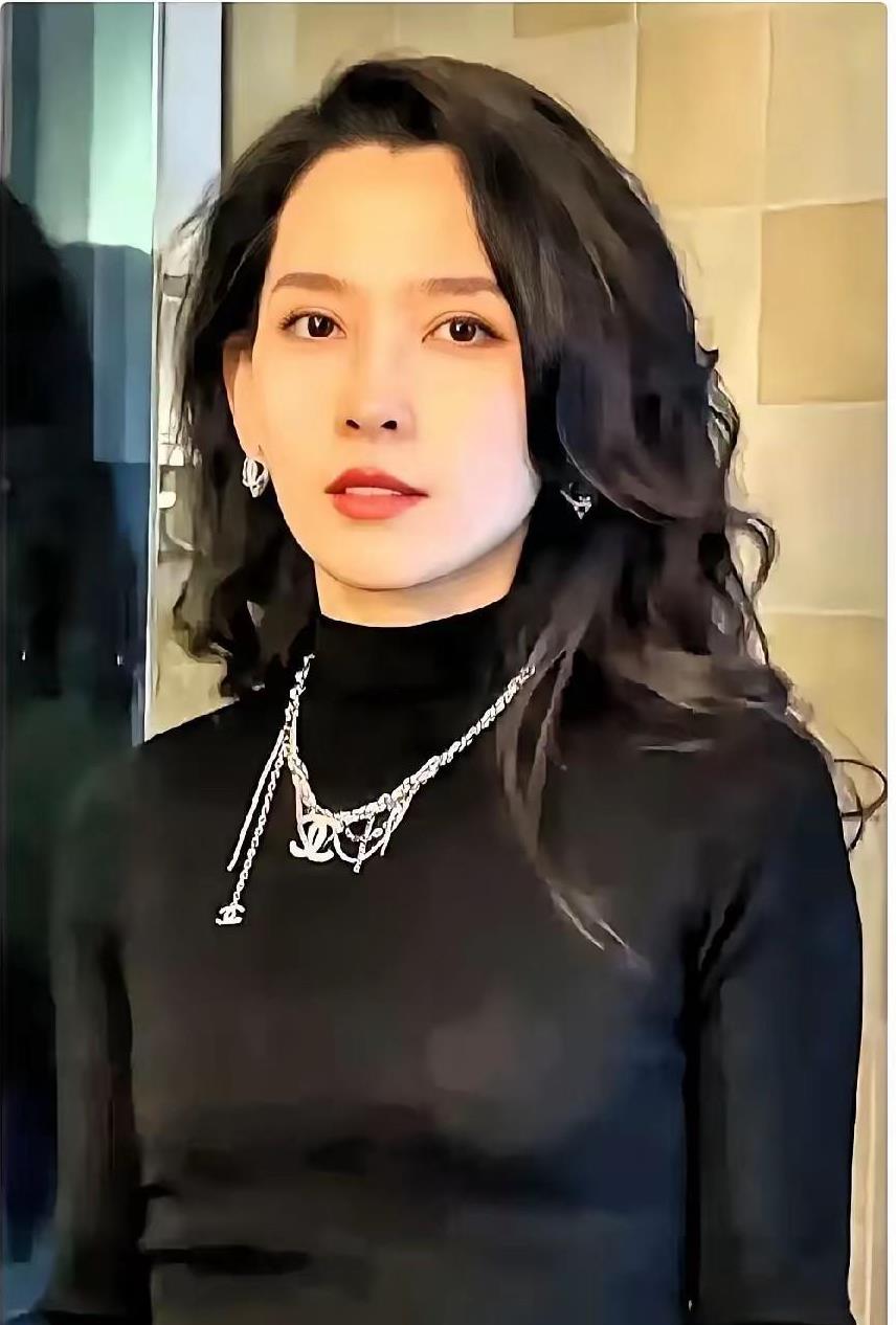 汪峰凌晨晒和森林北的亲密合照，搂肩笑得多甜，配文：“我俩好着呢，别瞎猜！”可惜