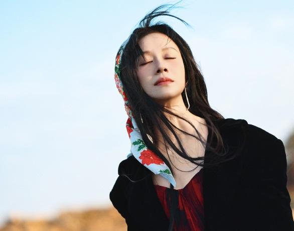 最近倪虹洁拍摄了一组特别美的大片，她这回搭配的很漂亮，像个靓丽的少女。倪虹洁