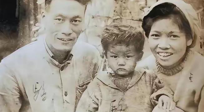 1937年4月，东北一家三口被日军押送刑场，即将执行死刑。父亲被日军斩首，5岁的