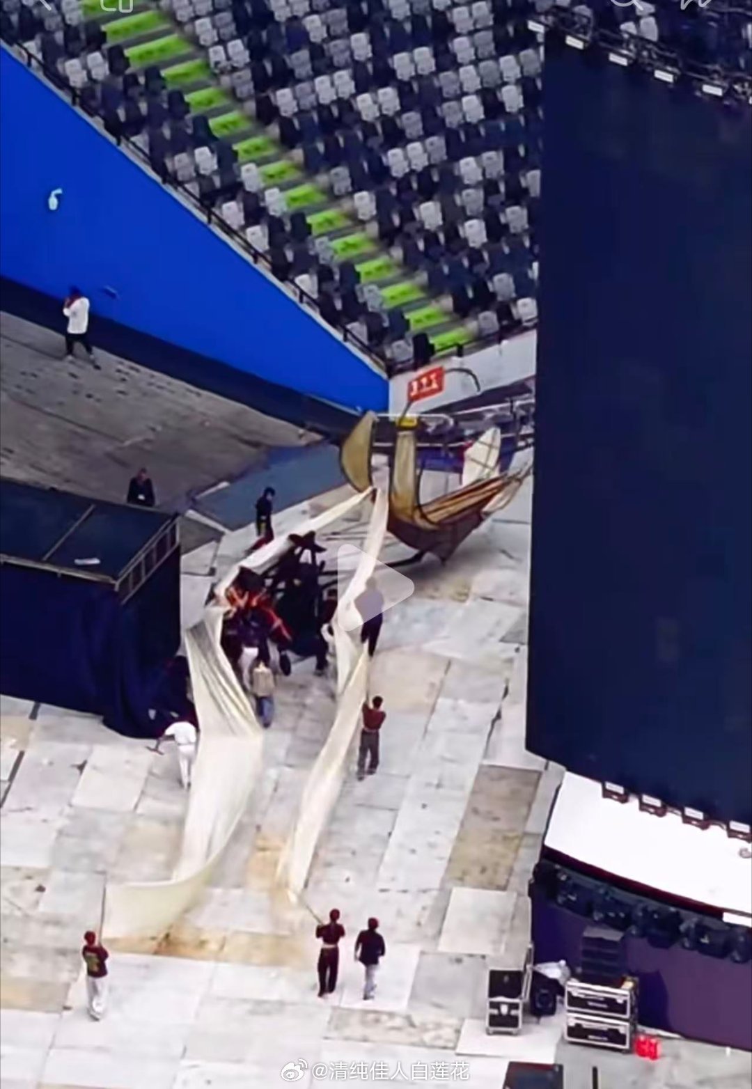 蔡依林今晚深圳演唱会开唱，无数人想看的🐍没有了，改成了船的巡游。音福过大年+