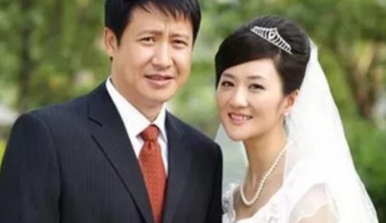 2004年，前妻嫌弃张国强没有本事赚钱，执意要和他离婚，张国强苦苦挽留，最终前妻