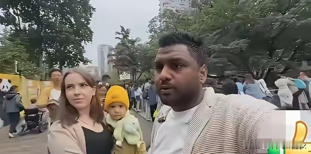 一个印度留学生，对着镜头说，要把全家族分批接来中国住。理由，说出来能把你噎着。他