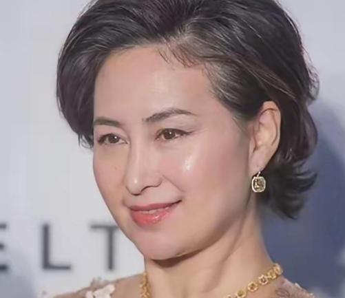 有次记者问何超琼：“您跟许晋亨结婚9年都没生娃，是不是心里一直放不下陈百强呀？”