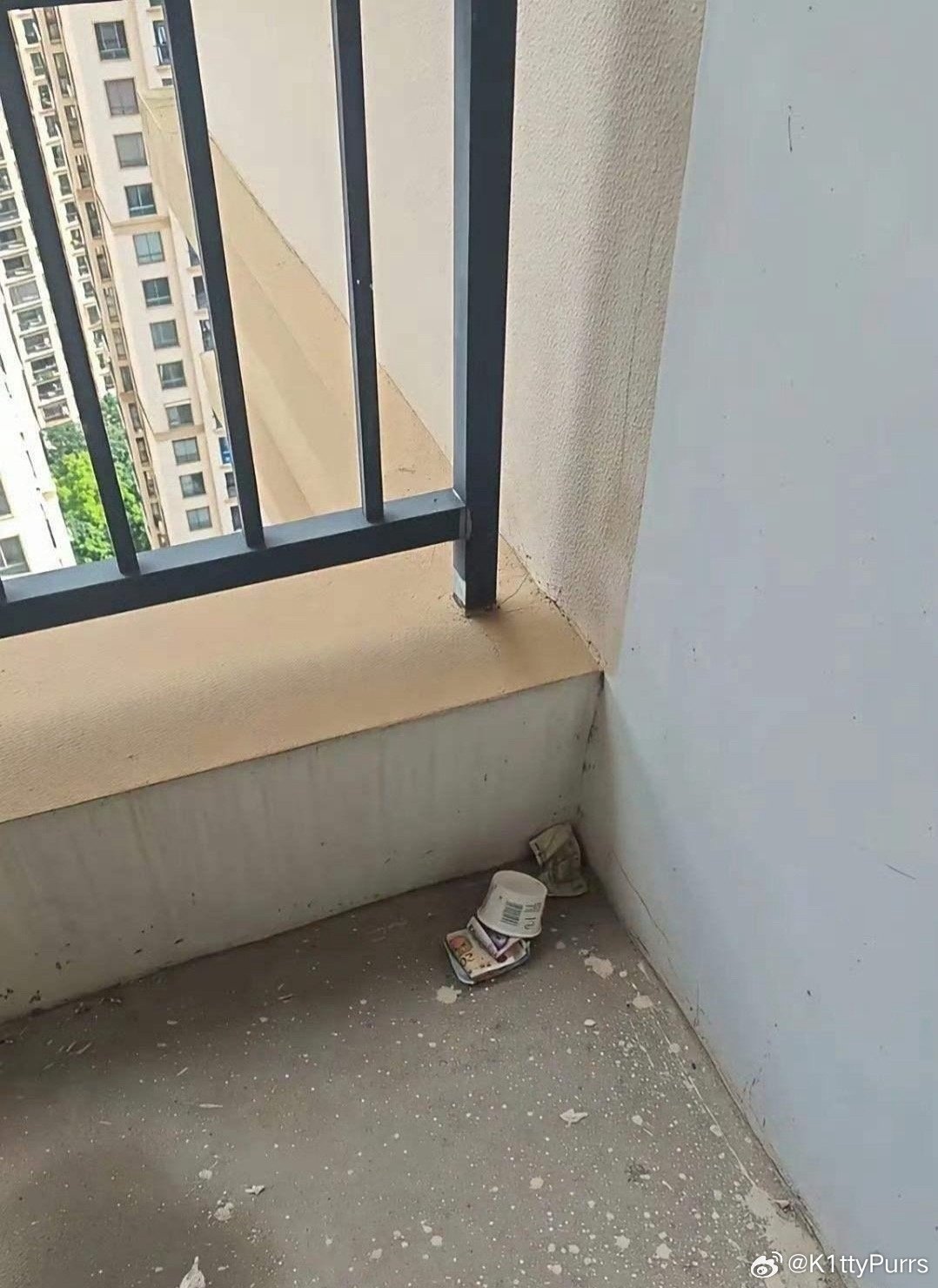 楼梯间意外发现，身处医院，实在不敢捡。