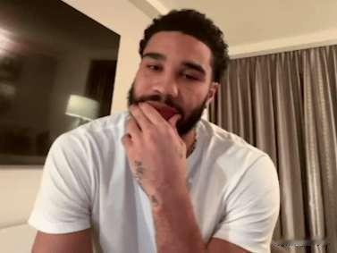 真要退役了？塔图姆谈詹姆斯：“詹姆斯要退役了吗？”“反正每一年，大家都是