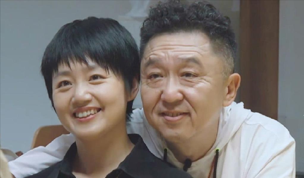 1998年，29岁、一穷二白的于谦爱上了19岁的白慧明。白父说:“我女儿不能找个