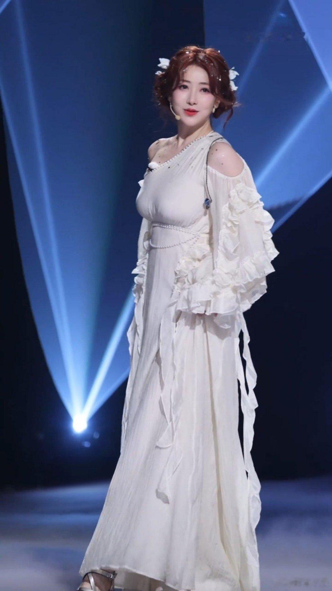 古有貂蝉万人迷，如今少妇迷人心。论陈紫函的半斤八两……