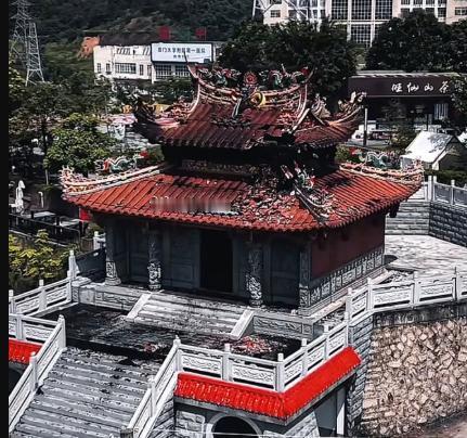 福建泉州安溪的龙须殿遭雷击起火的事，网上吵得沸沸扬扬。好好的一座庙被雷击中起了火