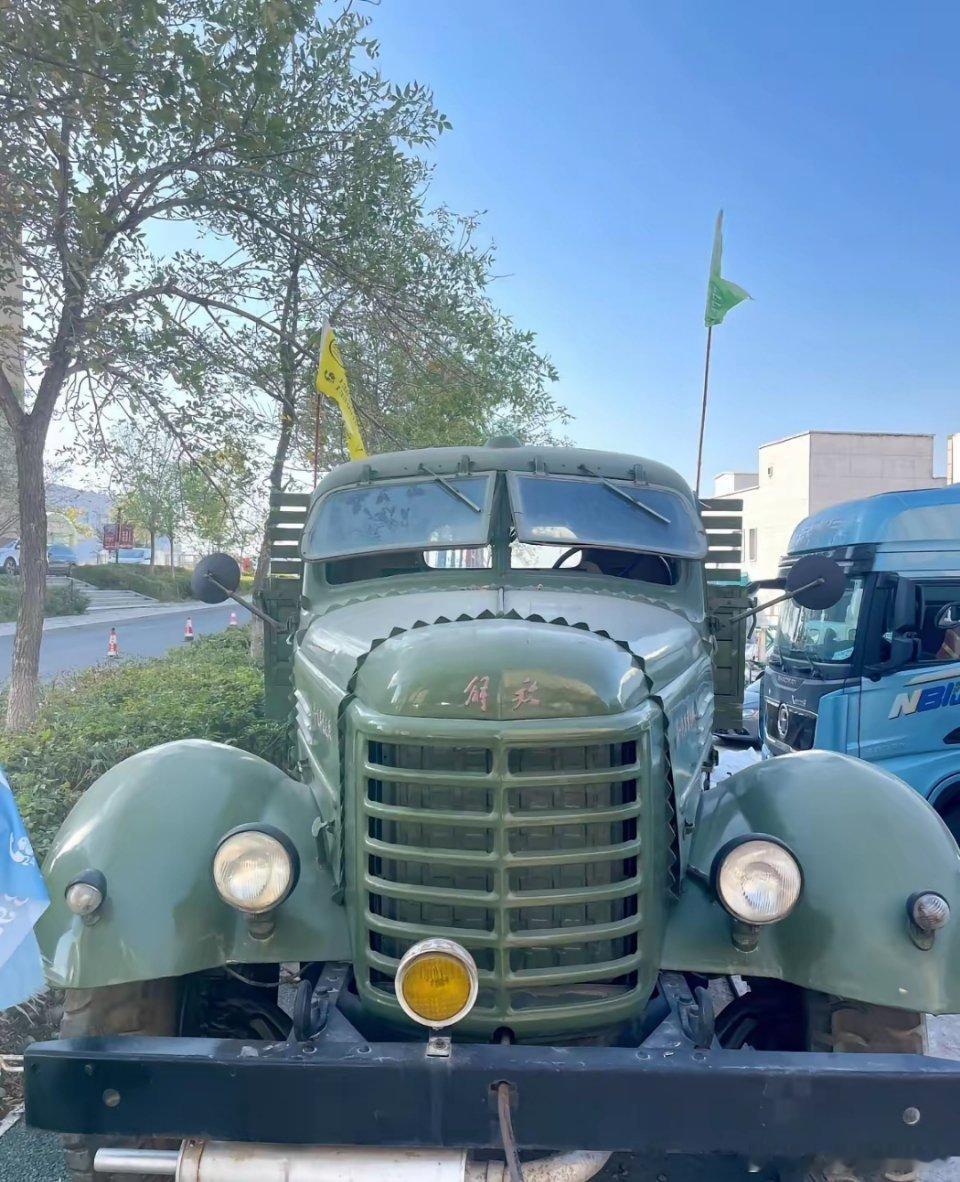 那时的解放卡车没有空调，天热了，就把前挡风玻璃向外推开，再把头顶的天窗打开，徐徐