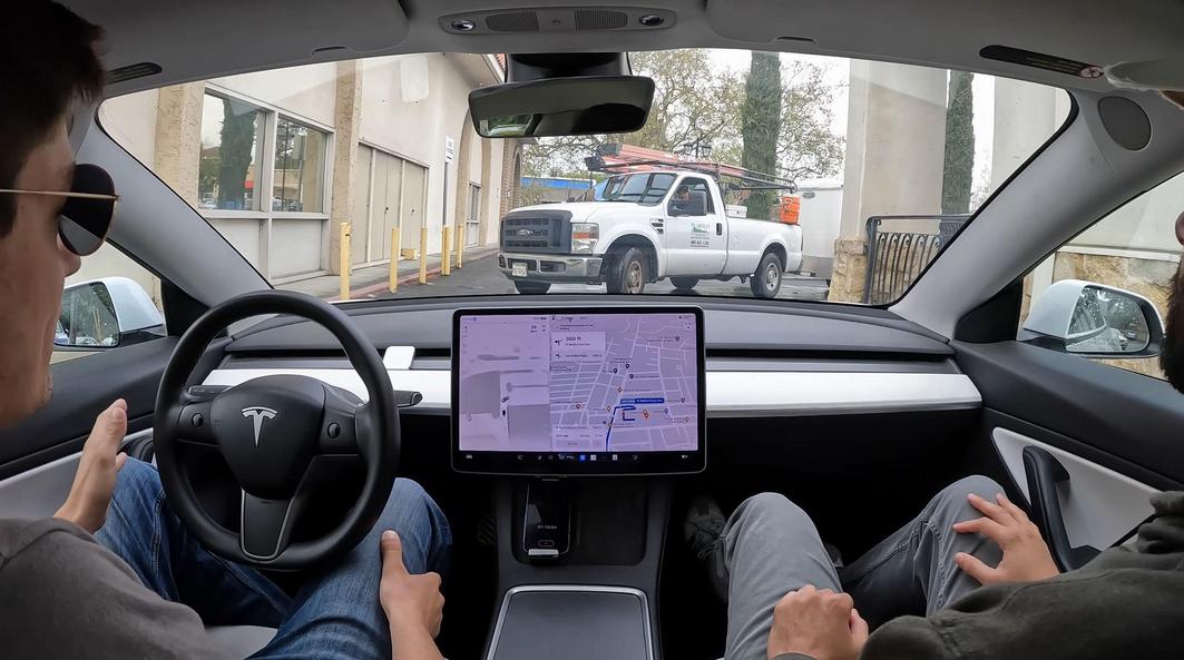 11月15日消息，特斯拉官网开辟新板块，发布了完全自动驾驶FSD（受驾驶员监督）