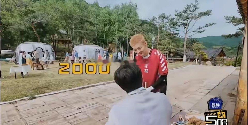 鹿晗又上热搜了。这次不是唱歌跳舞，是玩游戏。B站弹幕直接炸了。有人把他的操作做成