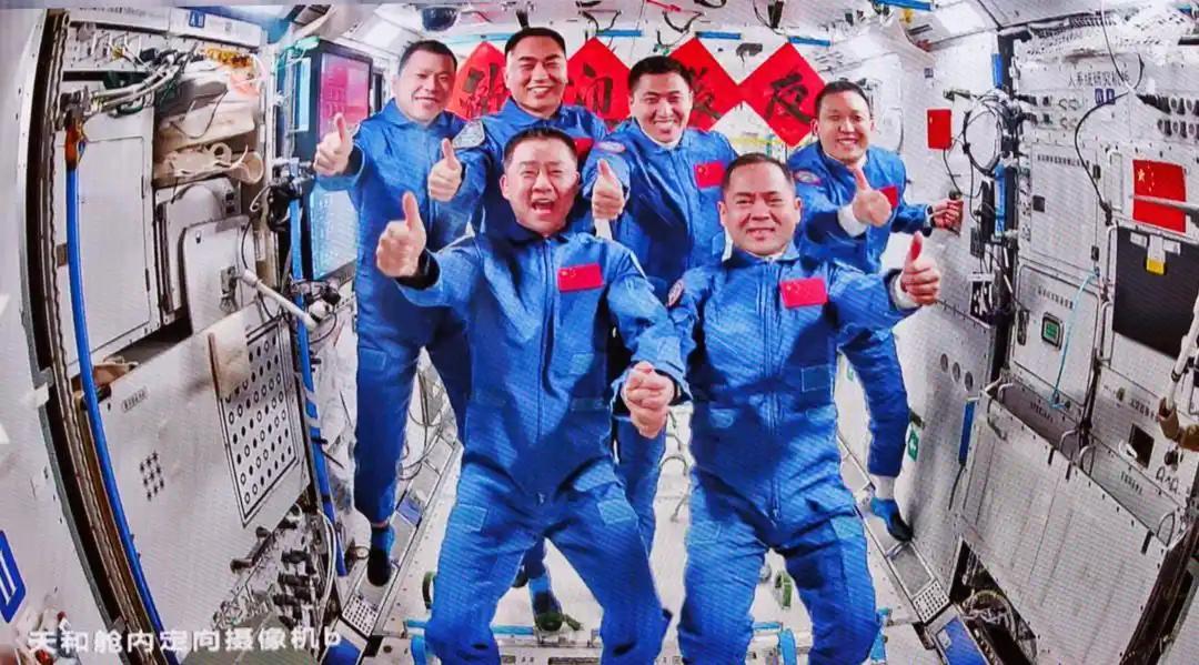 定了，神舟二十号乘组，乘神舟二十一号飞船返回。在神舟二十号受到宇宙碎片撞击，延