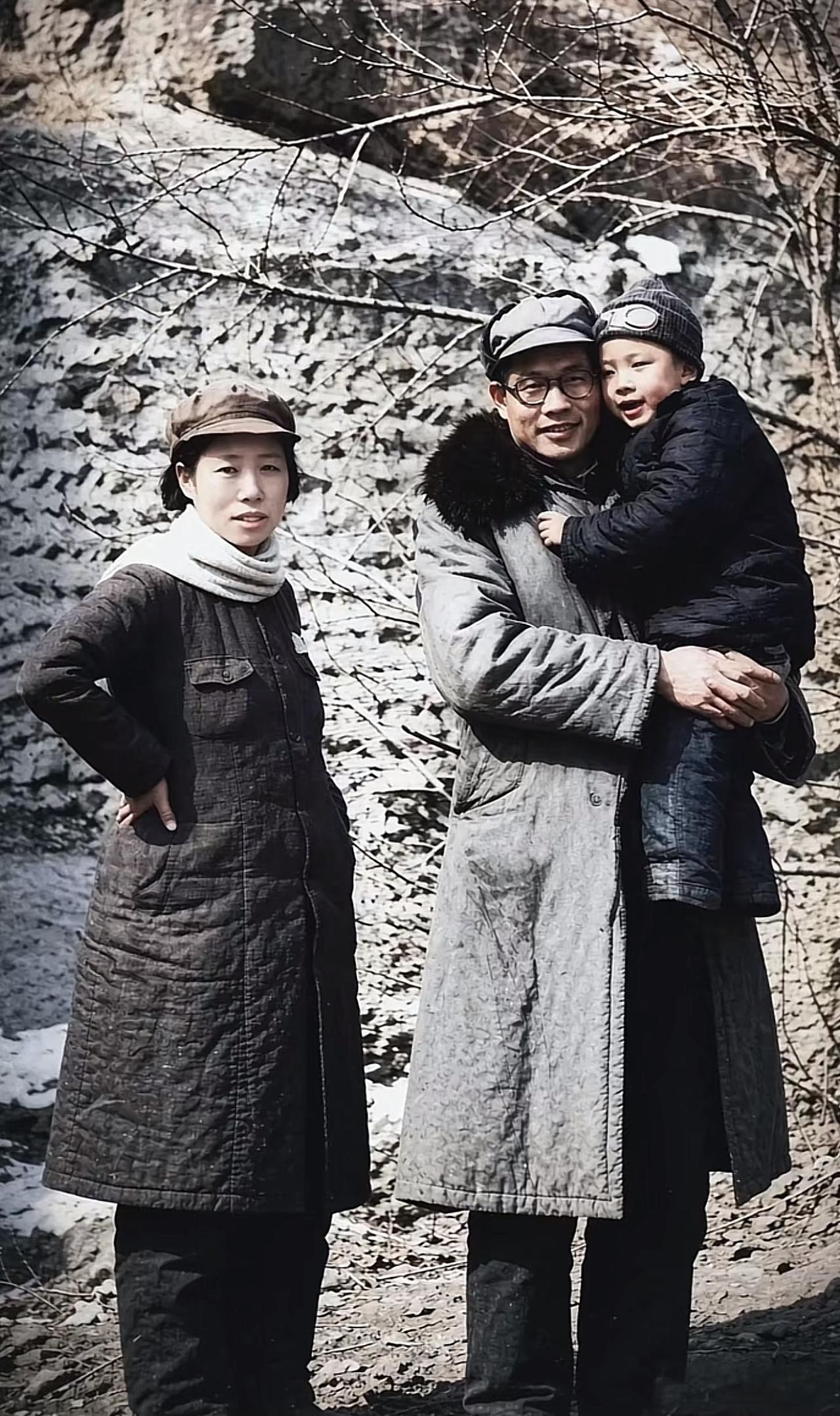 萧劲光的妻子，她有多漂亮？名门贵女，气质非凡，生6个子女后来改嫁