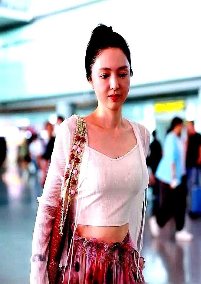 董璇离婚7年，还在替前夫背近5000万的连带债务。到现在已经还了3870万