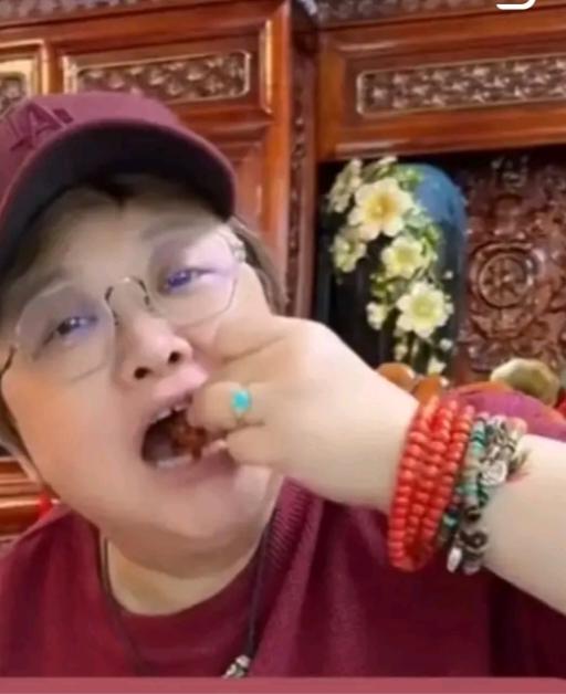 韩红为啥那么喜欢捐救护车？她的目的很明确，因为这救护车不是在医院，就是在路上，那