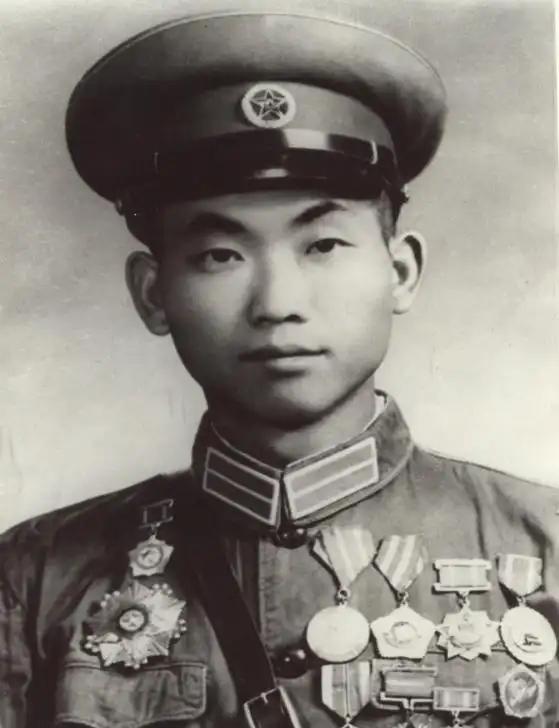 1952年深秋，一份战报从朝鲜前线送到志愿军总部。政治部主任杜平只看了一眼，眉头