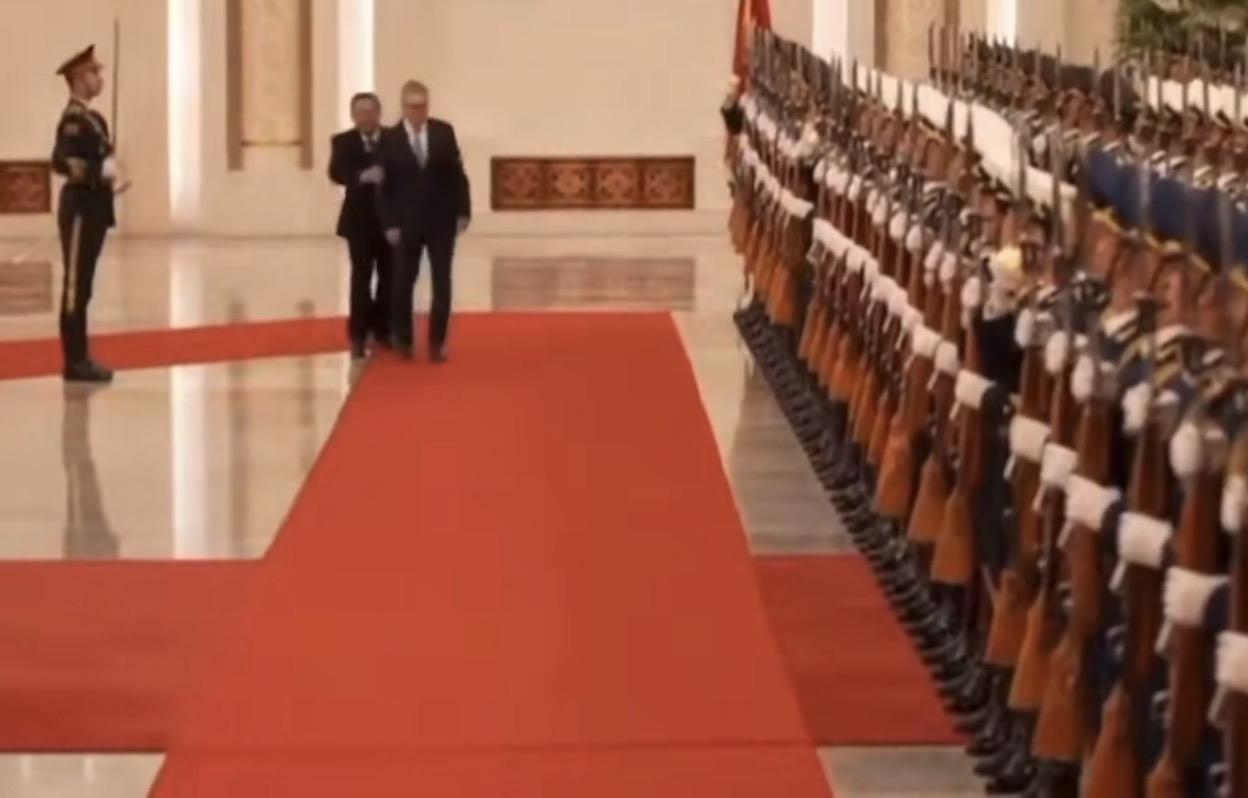 哈哈哈哈哈哈，也太可爱了吧！英国首相此次来华，肉眼看得出来的紧张，下飞机时就手足