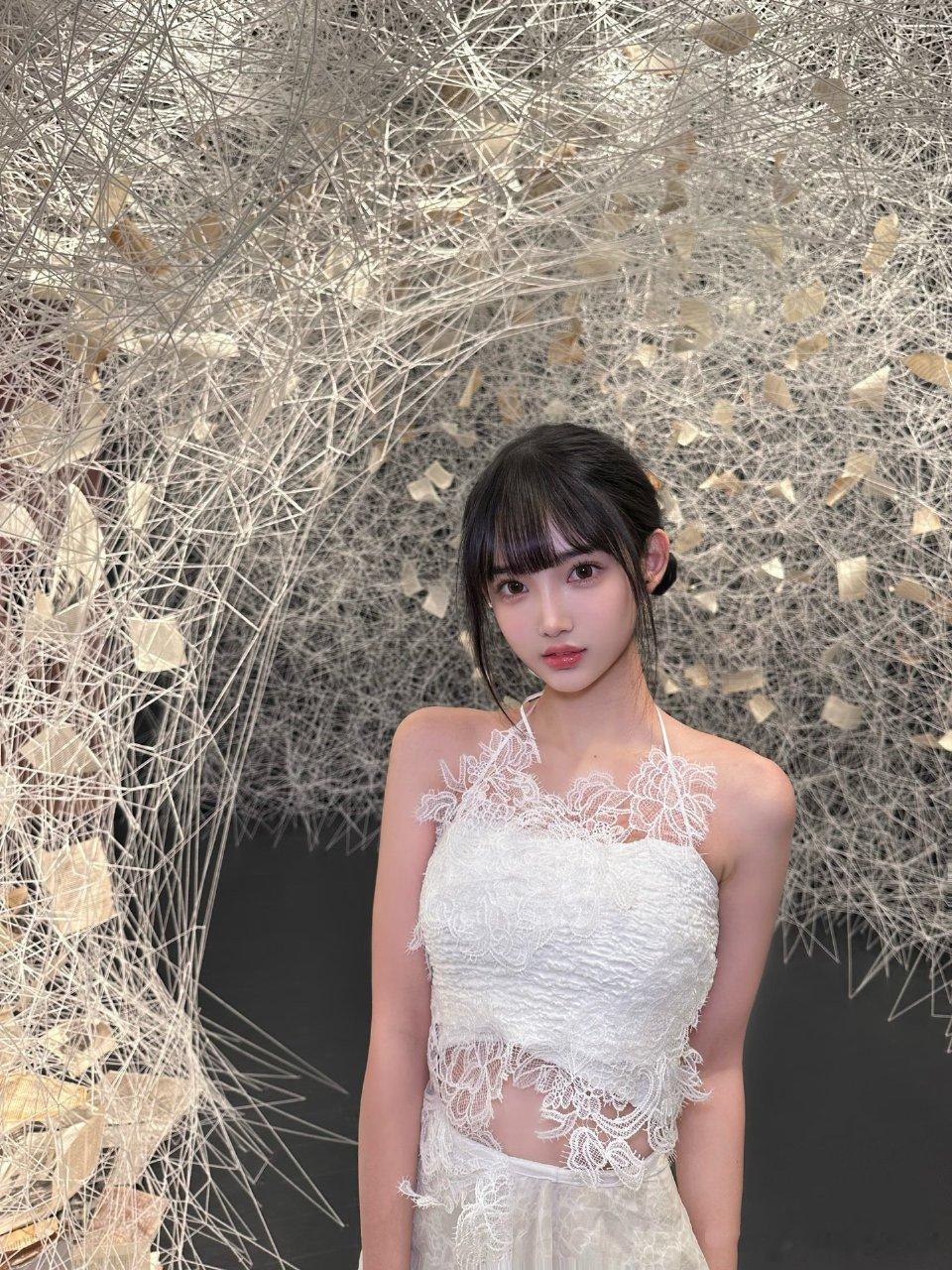 林俊杰官宣恋情林俊杰与网红七七相差20岁果然男人都比较专一，恭喜JJ