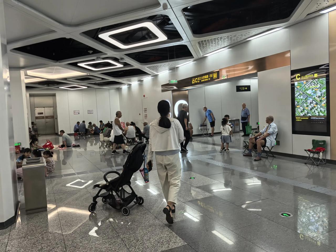 80岁老人都说没有遇见这么长时间热天！郑州地铁站台坐满纳凉的老人和小孩。还有十几