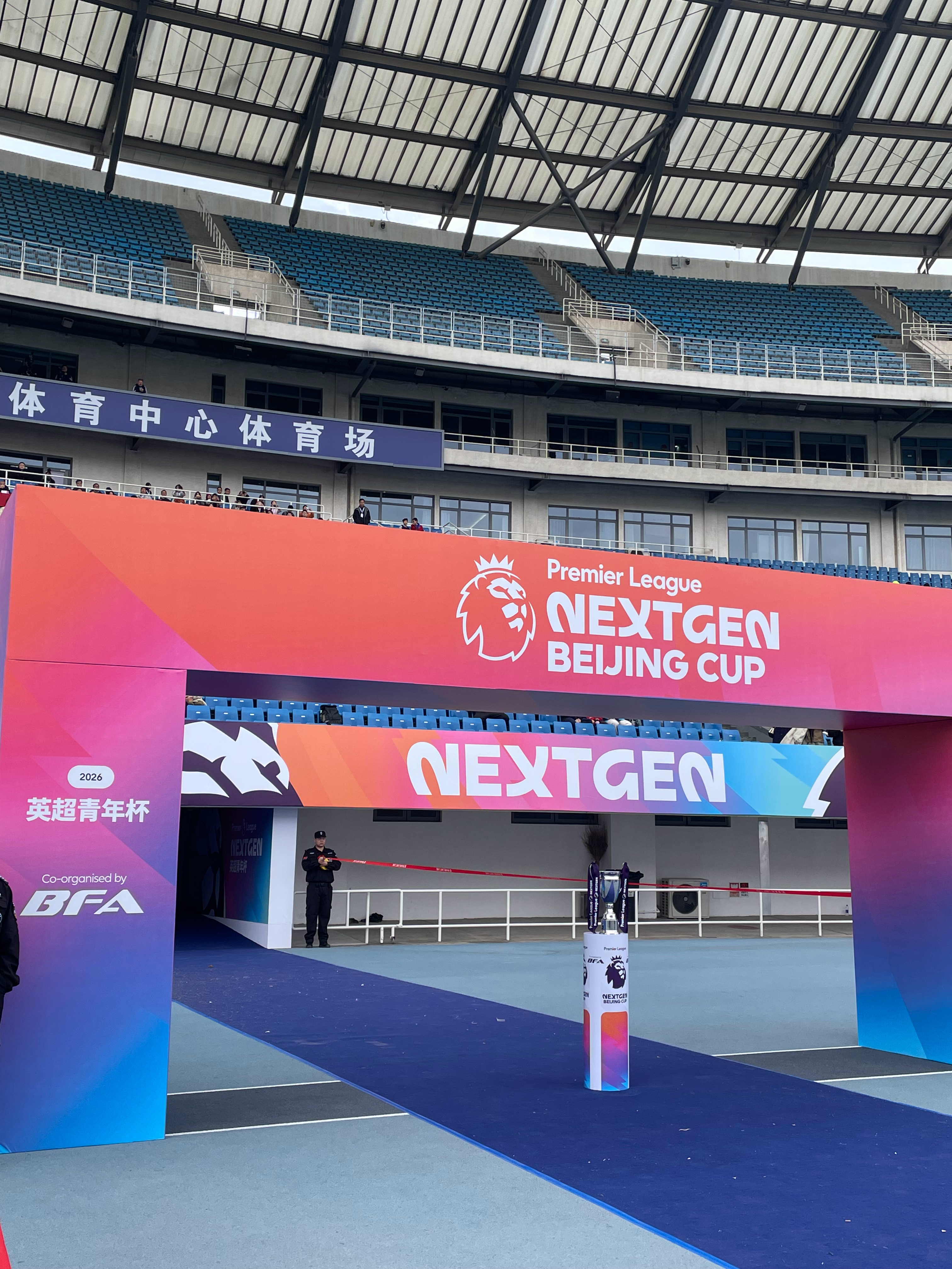 下午去看了英超青年杯。从退役以来，就担任阿森纳青训总监的默特萨克谈到，阿森纳青训