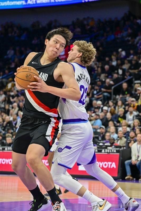 杨瀚森胖了16斤?球场上的杨瀚森真的看着有点笨拙了!据国内篮球媒体人徐静雨爆