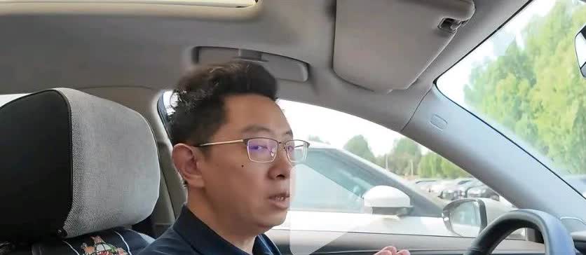 小米那个飞坡事件的时候，个个跑实地给他找解释，甚至拿出了尺子。今天问界飞坡，坐在